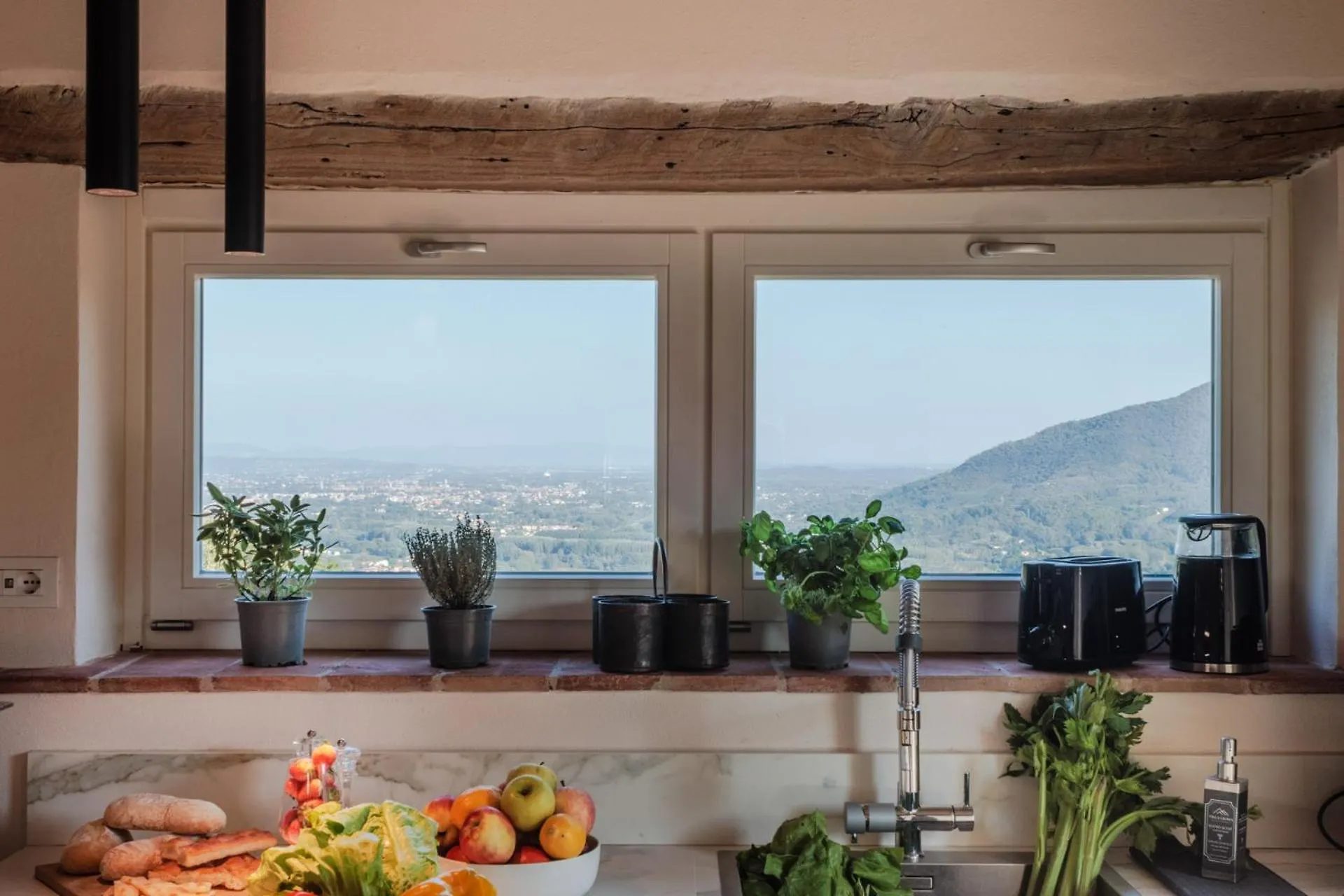 The kitchen at Villa Gioma with the island and the dining room