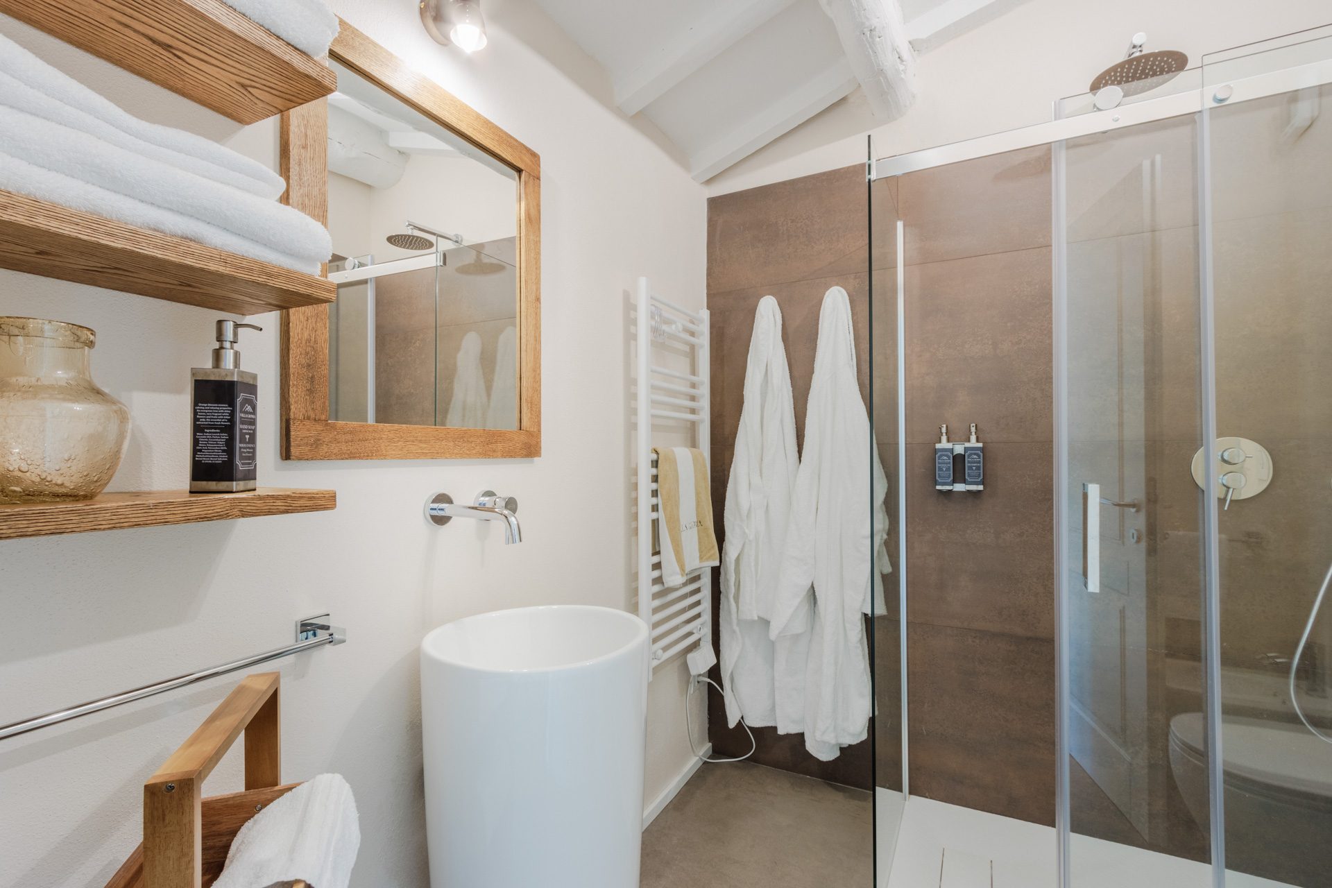 Room 2, first floor, Villa Gioma (3)