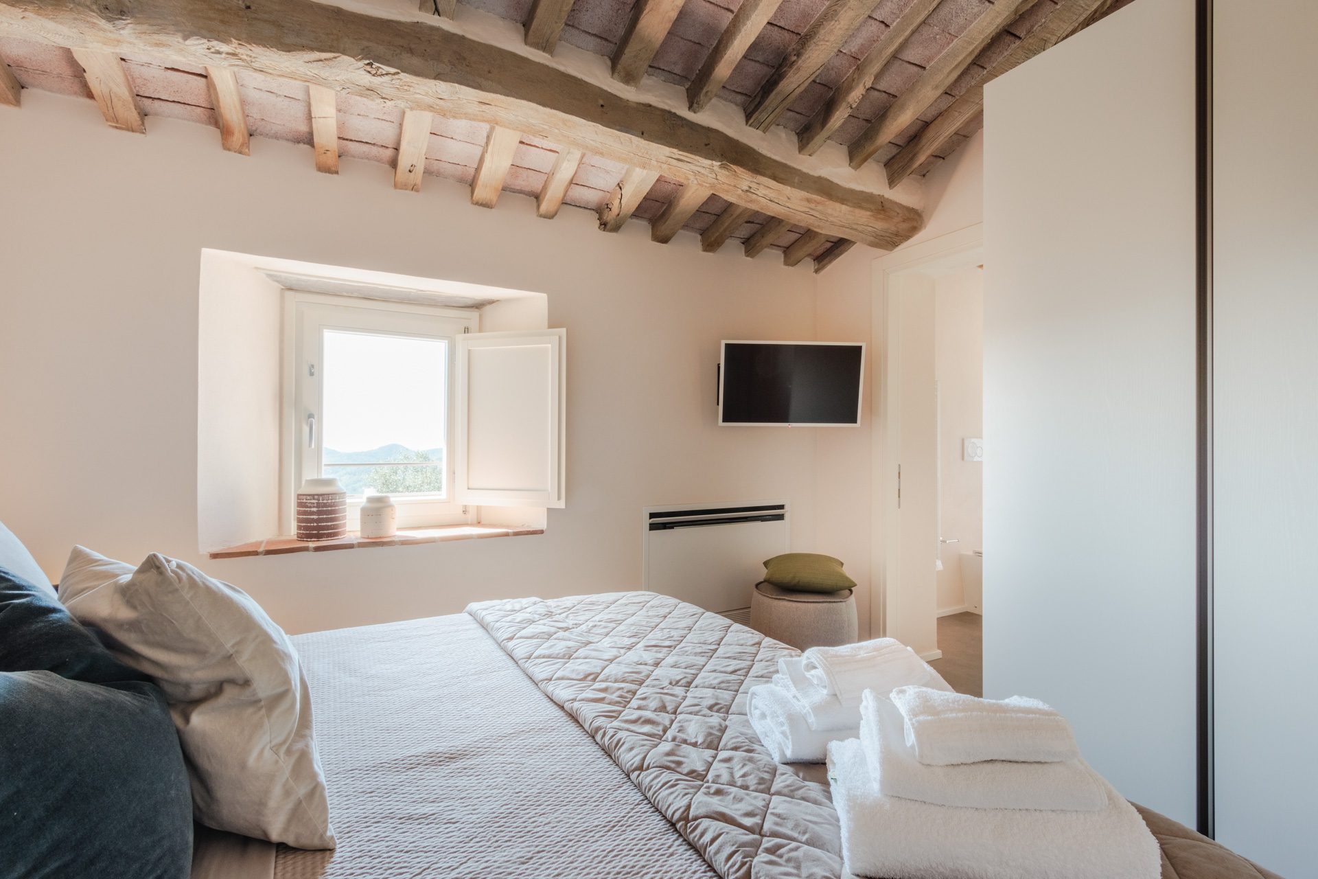 Room 4, first floor, Villa Gioma (3)